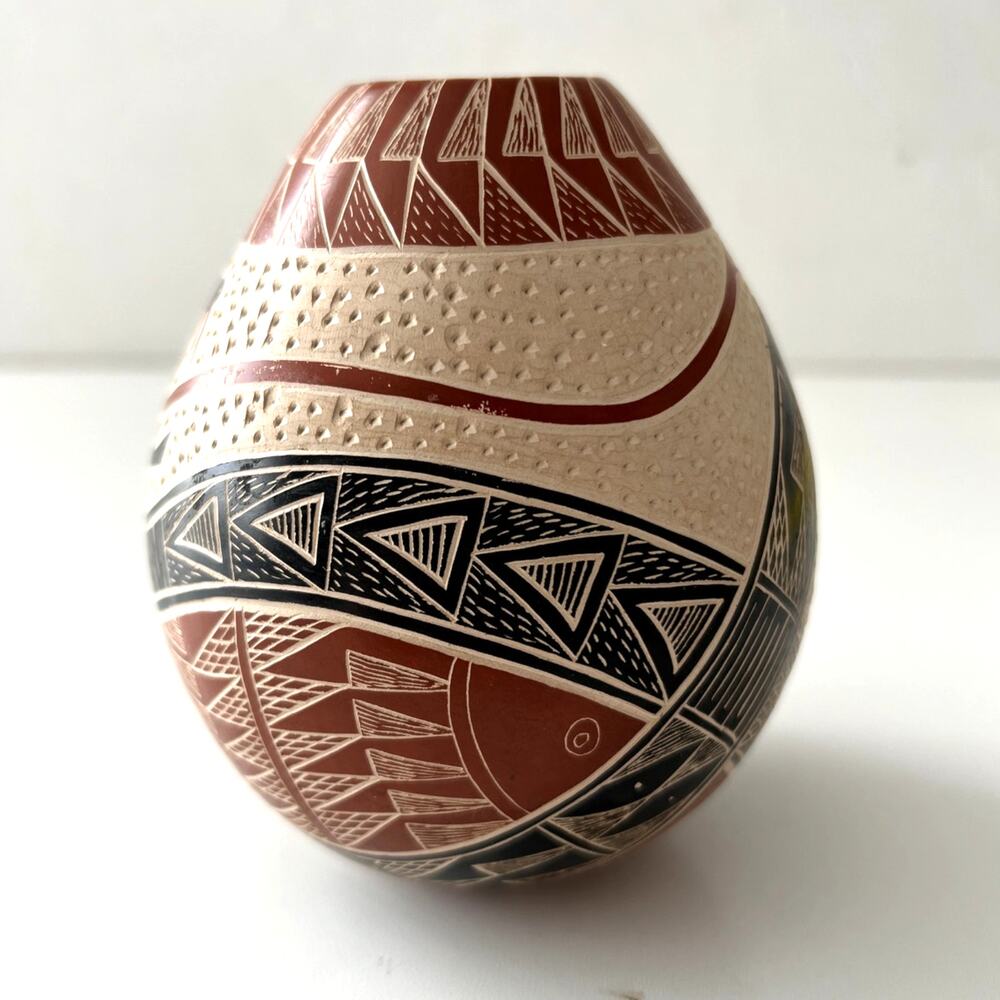 Mata Ortiz Pueblo Handmade Etched Hand painted Signed Serpent Beautiful Rare